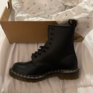 Dr. Martens 140 Women’s Smooth Leather Lace Up boots